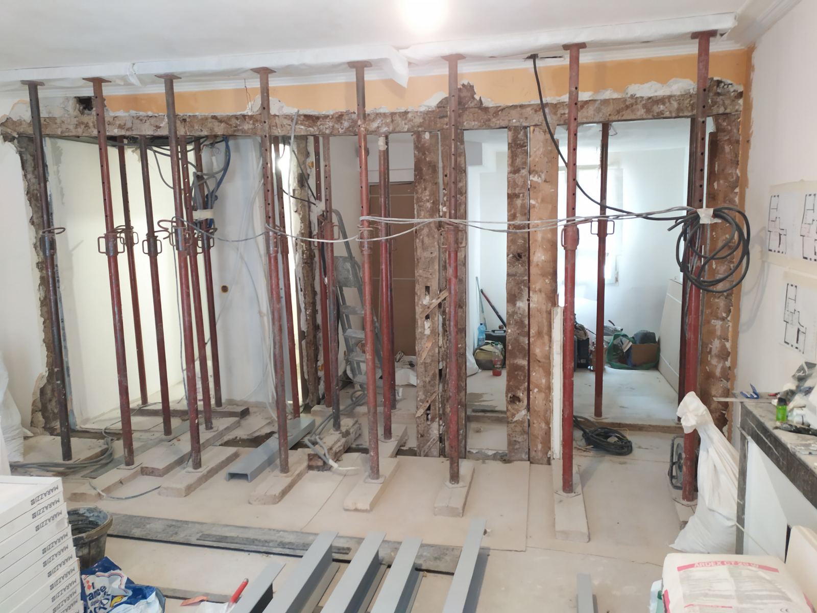 Agrandissement des baies dans les murs porteurs. Renforcement par structure métallique à Orléans. - Agrandissement d'une baie