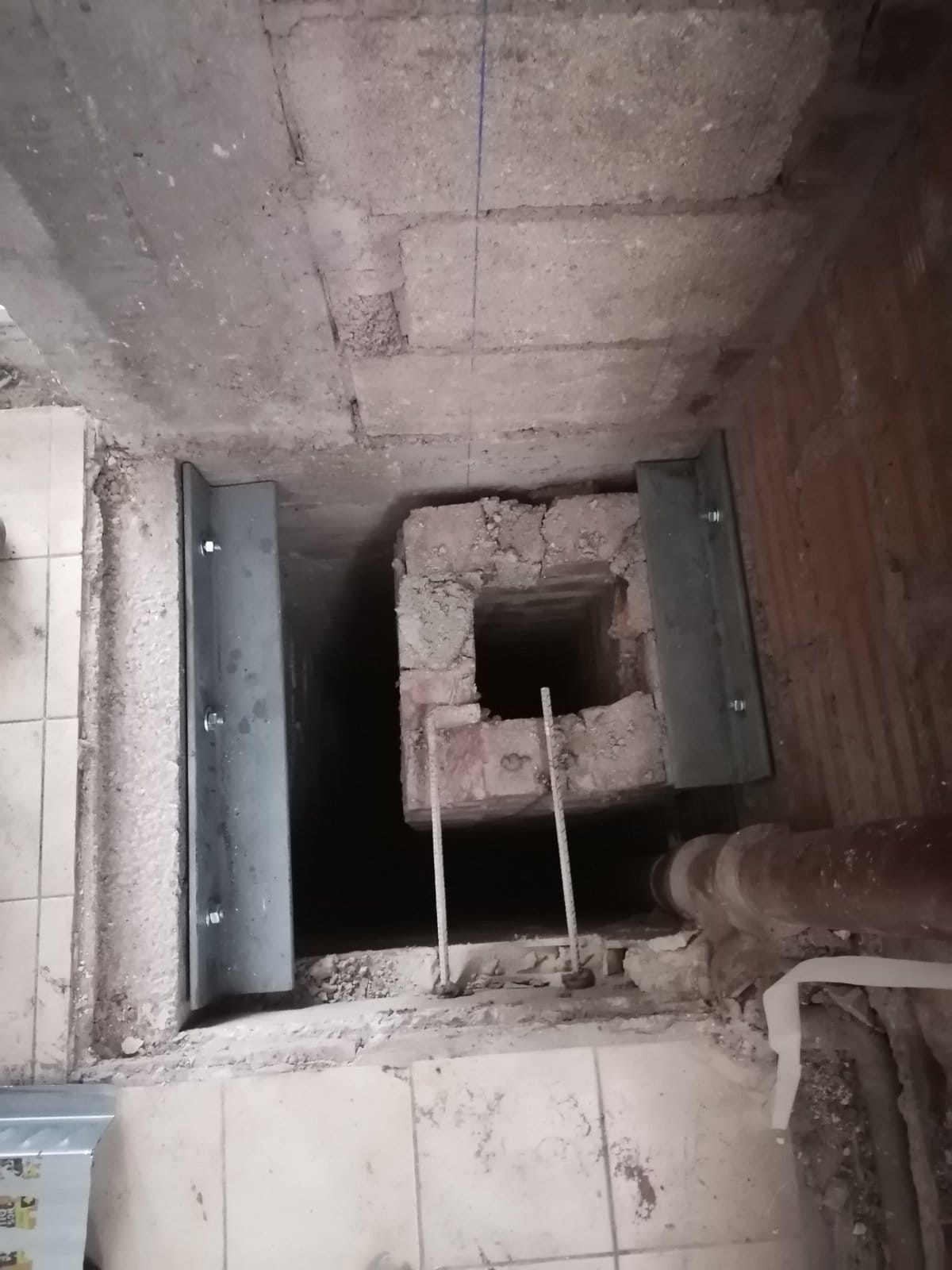 Création d'une trémie d’escalier. Renforcement de la poutre en BA existante. Renforcement par structure métallique à Saint-Tropez. - Structure métallique