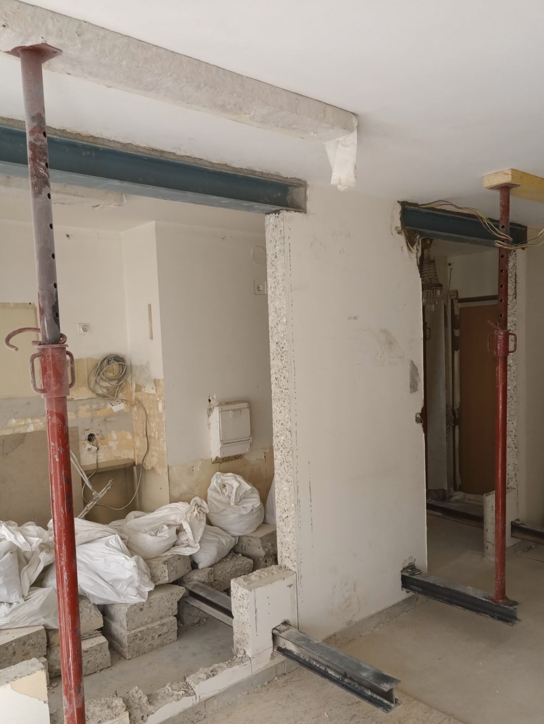 Création de deux baies dans un mur porteur en voile béton. Renforcement par structure métallique à Toulon - Agrandissement d'une baie