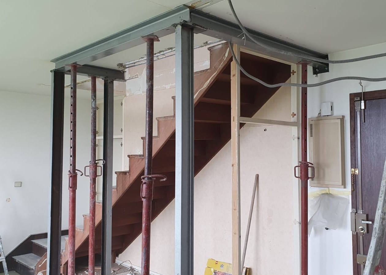 Agrandissement d'une trémie d'escalier existante. Renforcement par structure métallique à Brignoles. - Structure métallique