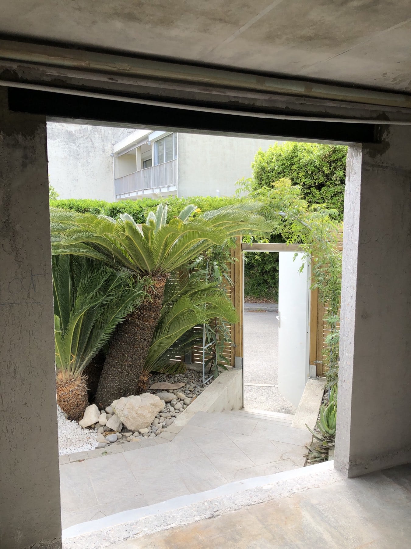 Création d'une baie dans un mur porteur. Renforcement par la structure métallique à Grasse. - Murs porteurs