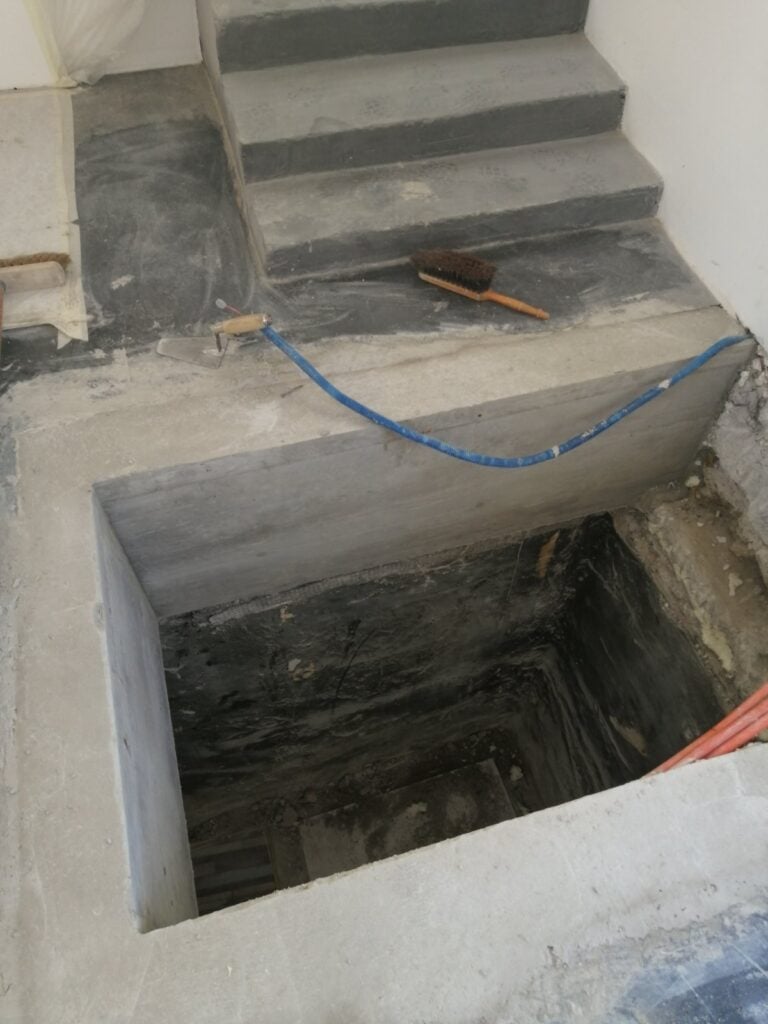 Création d’une trémie d’escalier à Antibes. Renforcement par structure en béton armée - Murs porteurs
