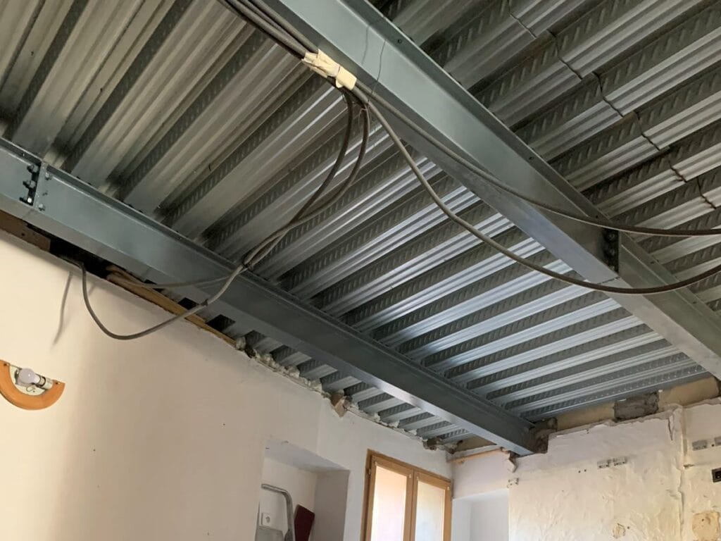 Renforcement d'un plancher bois dégradé par structure métallique à Grasse - Plancher collaborant