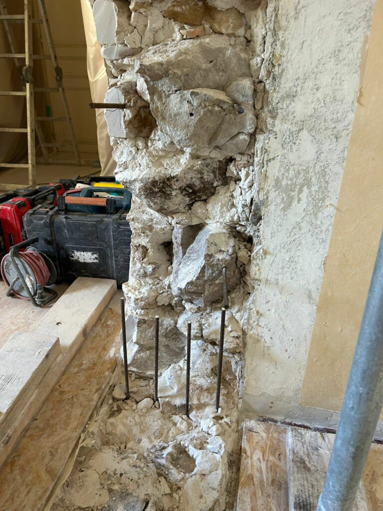 Création d’une porte dans un mur porteur en pierre à Cannes-la-bocca - Structure en béton