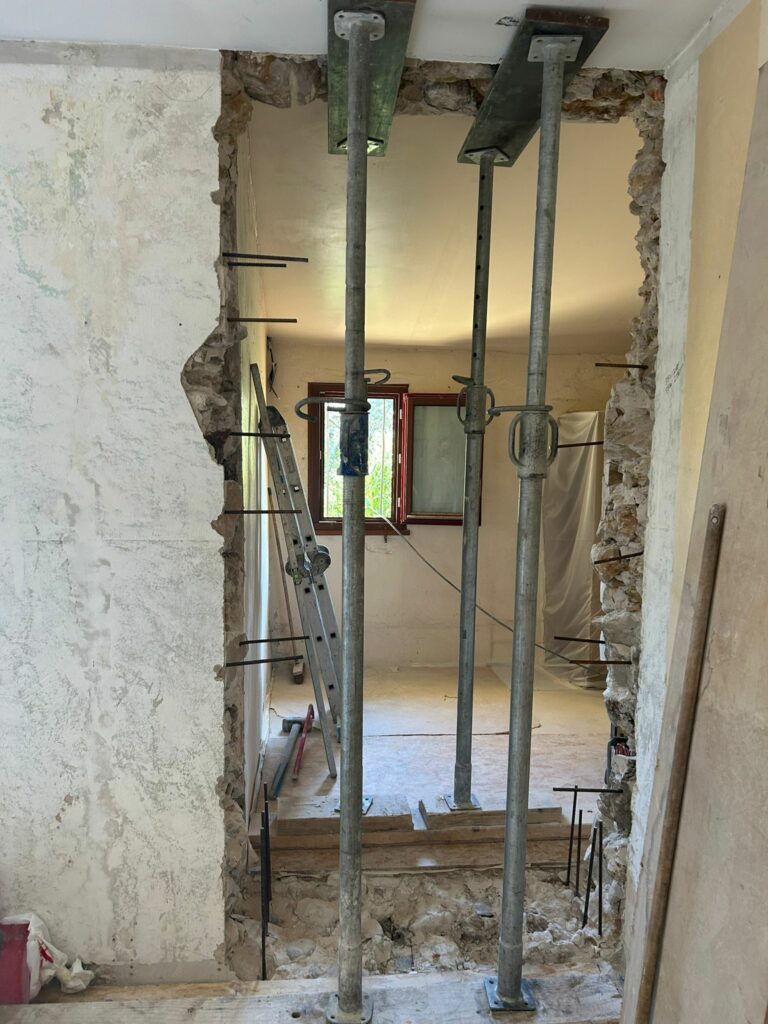 Création d’une porte dans un mur porteur en pierre à Cannes-la-bocca - Structure en béton