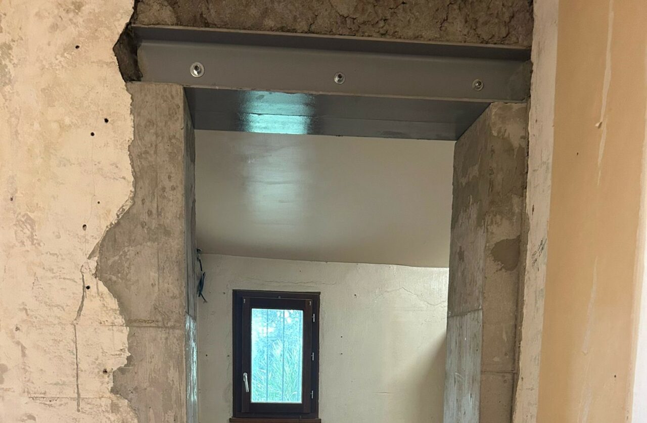 Création d’une porte dans un mur porteur en pierre à Canneslabocca — free download