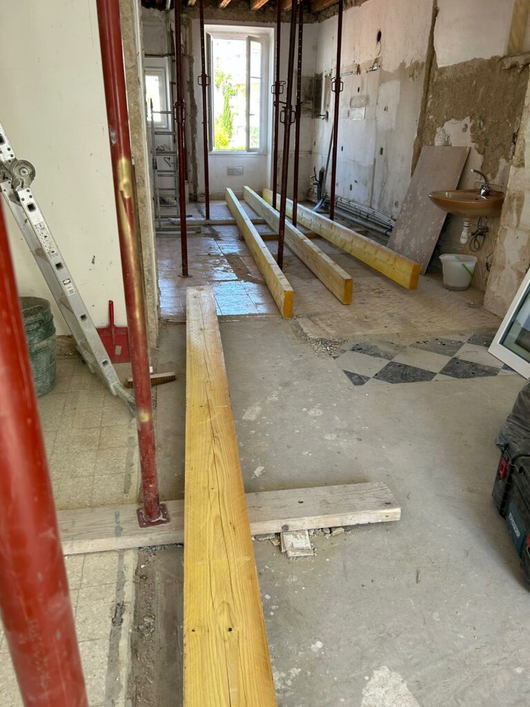 Renforcement de plancher par la structure métallique et en bois à Grasse - Renforcement des poutres