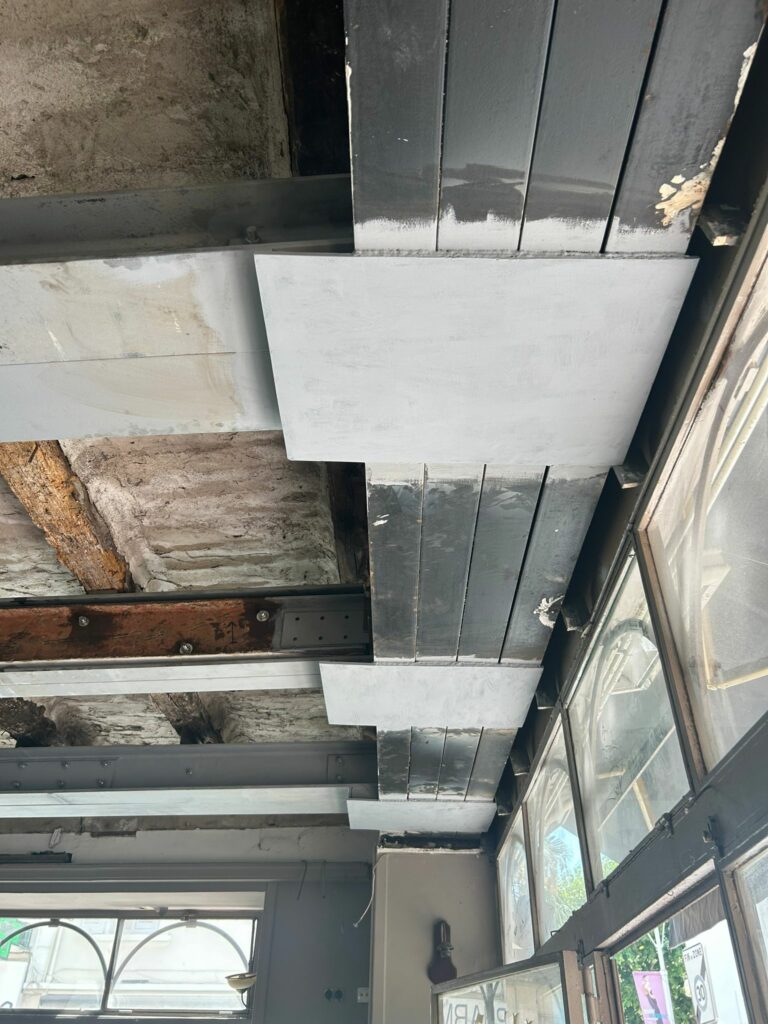 Renforcement d’un plancher dégradé par la structure en métal et poteaux BA à Valbonne - Reprise de plancher