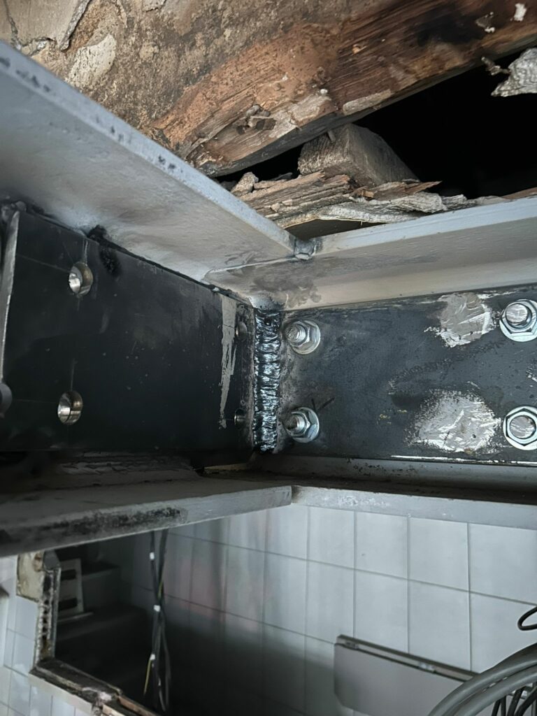 Renforcement d’un plancher dégradé par la structure en métal et poteaux BA à Valbonne - Renforcement des poutres