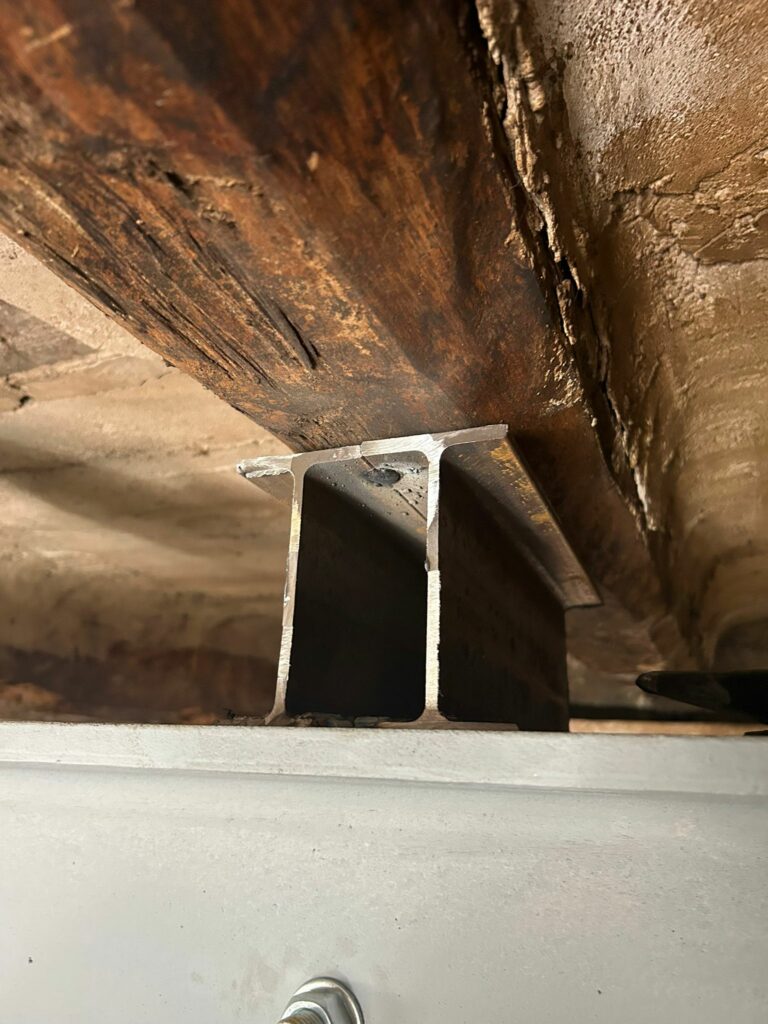 Renforcement d’un plancher dégradé par la structure en métal et poteaux BA à Valbonne - Structure métallique