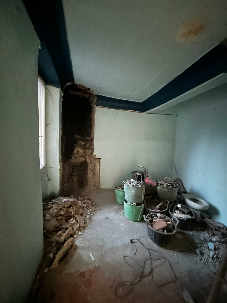 Confortement de plancher en bois par structure métallique dans l’appartement à Juan-les-Pins - Renforcement des poutres
