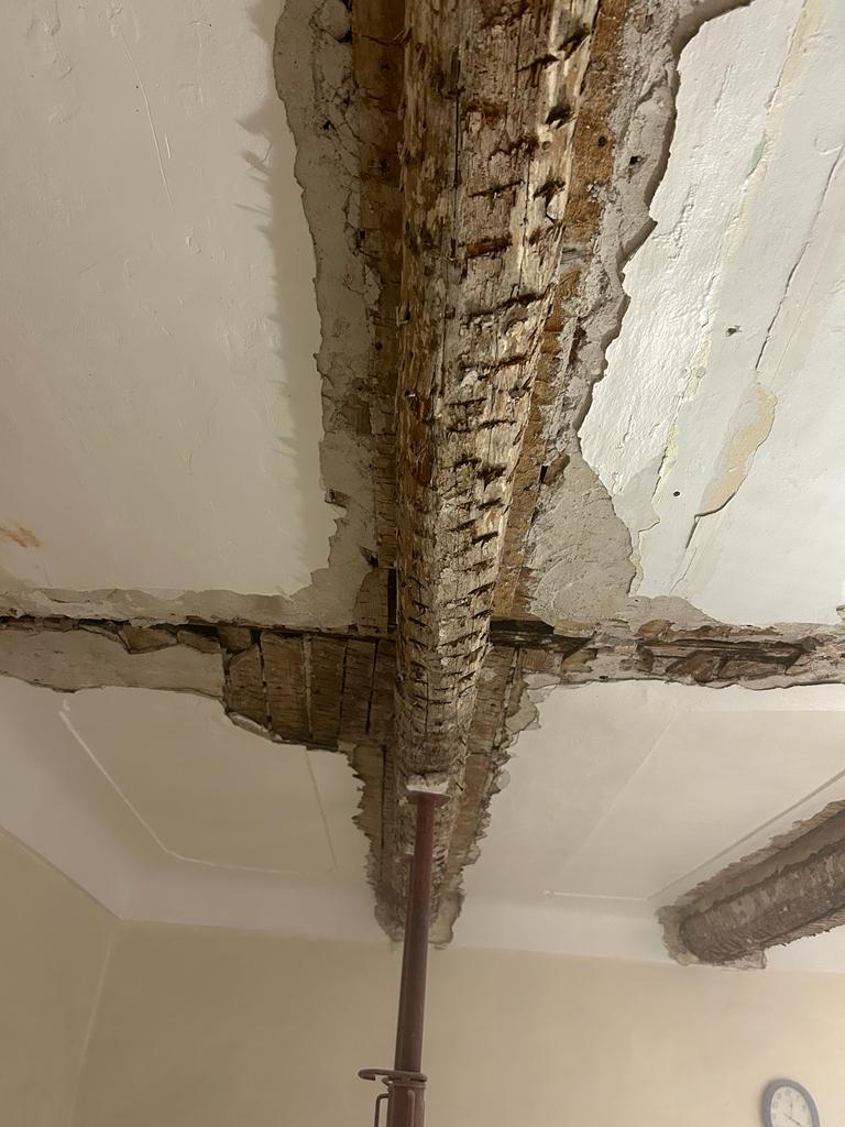 Confortement de plancher en bois par structure métallique dans l’appartement à Juan-les-Pins - Renforcement des poutres