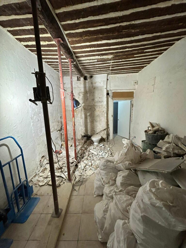 Confortement de plancher en bois par structure métallique dans l’appartement à Juan-les-Pins - Renforcement des poutres