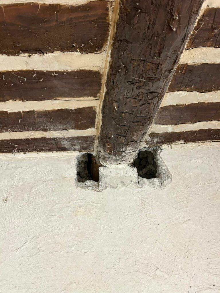 Confortement de plancher en bois par structure métallique dans l’appartement à Juan-les-Pins - Renforcement des poutres