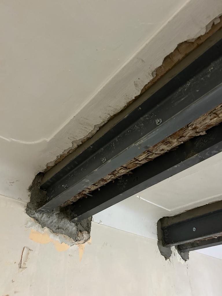 Confortement de plancher en bois par structure métallique dans l’appartement à Juan-les-Pins - Renforcement des poutres