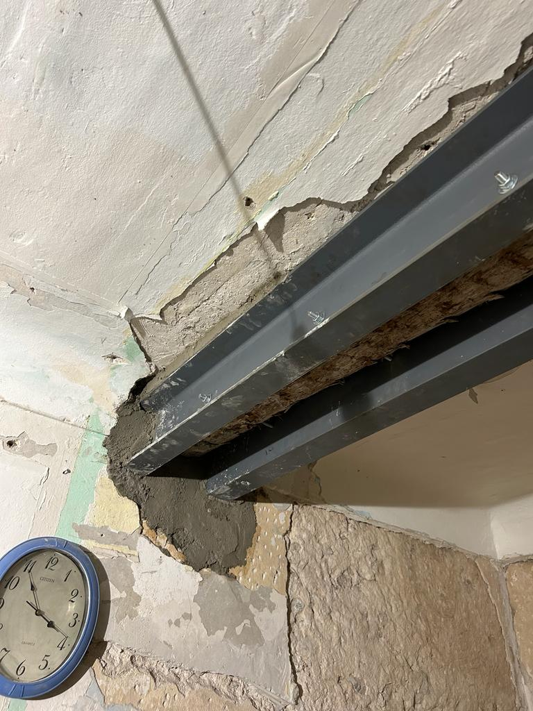 Confortement de plancher en bois par structure métallique dans l’appartement à Juan-les-Pins - Renforcement des poutres