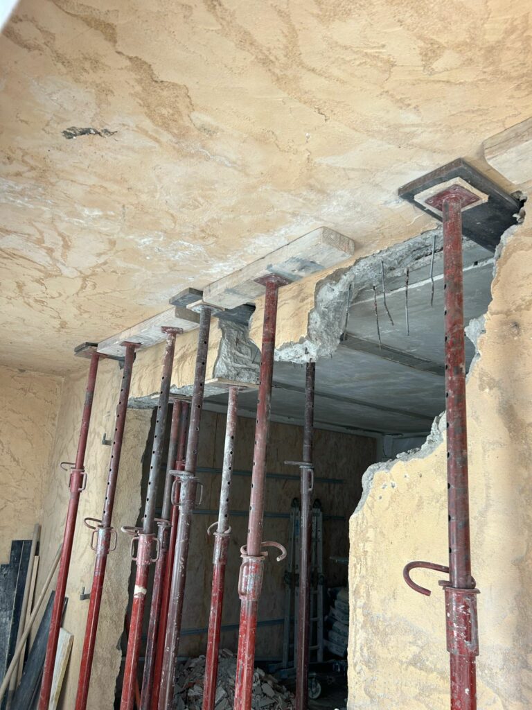 Démolition des murs porteurs à Mougins. Renforcement par structure métallique - Structure métallique