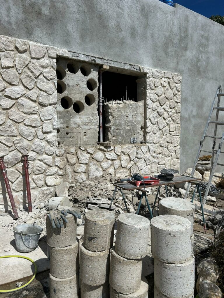 Création d’une ouverture dans un mur de façade à Antibes. Renforcement par structure métallique - Démolition des Murs porteurs