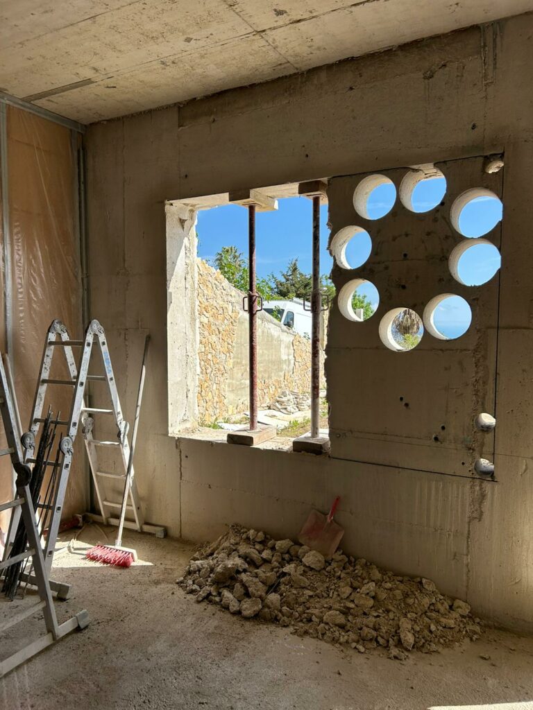 Création d’une ouverture dans un mur de façade à Antibes. Renforcement par structure métallique - Démolition des Murs porteurs