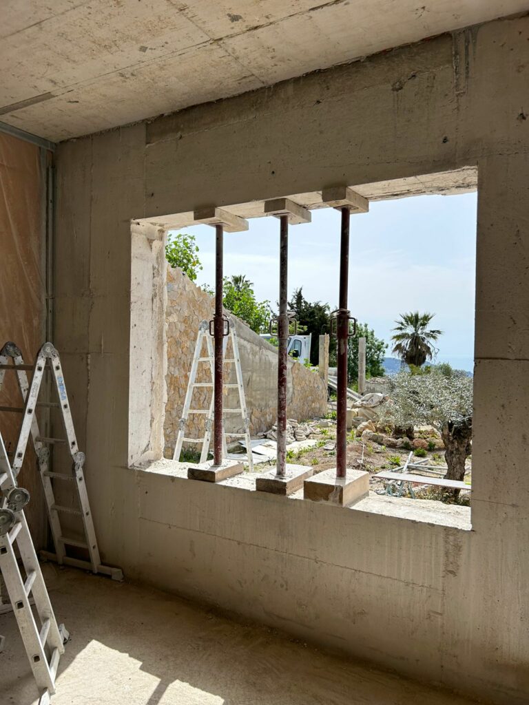 Création d’une ouverture dans un mur de façade à Antibes. Renforcement par structure métallique - Démolition des Murs porteurs