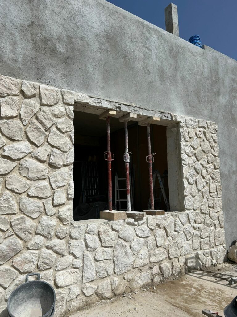 Création d’une ouverture dans un mur de façade à Antibes. Renforcement par structure métallique - Structure métallique