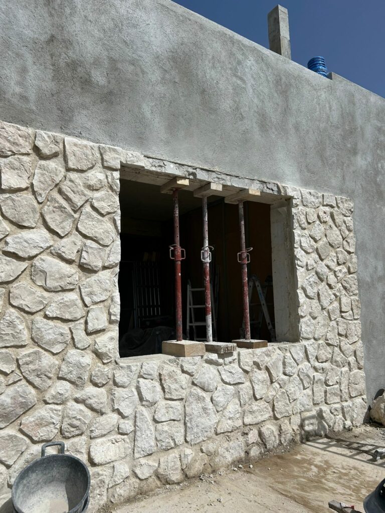 Création d’une ouverture dans un mur de façade à Antibes. Renforcement par structure métallique - Démolition des Murs porteurs