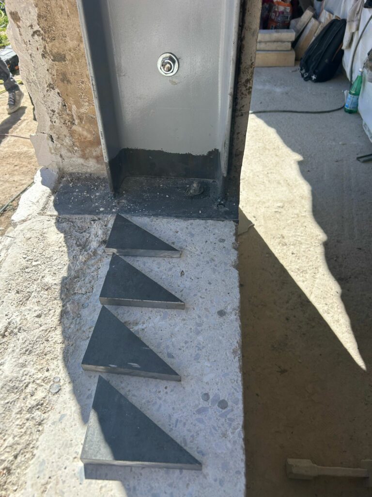 Création d’une ouverture dans un mur de façade à Antibes. Renforcement par structure métallique - Démolition des Murs porteurs