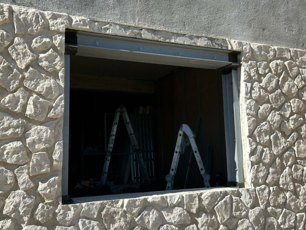 Création d’une ouverture dans un mur de façade à Antibes. Renforcement par structure métallique - Structure métallique