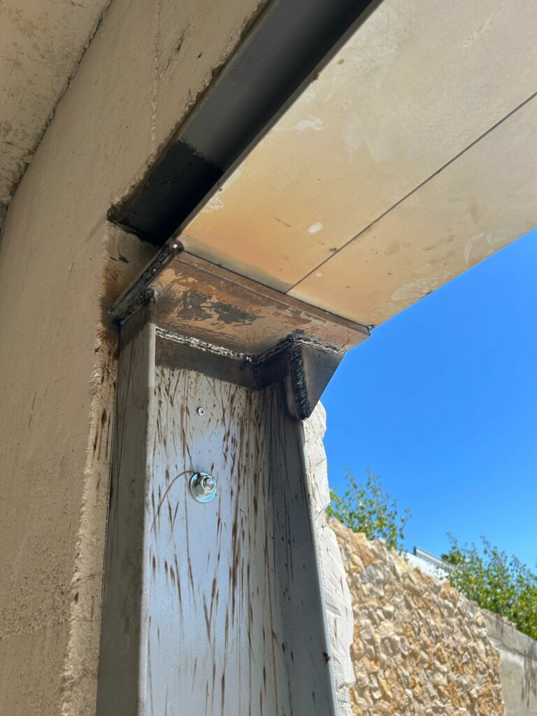 Création d’une ouverture dans un mur de façade à Antibes. Renforcement par structure métallique - Démolition des Murs porteurs