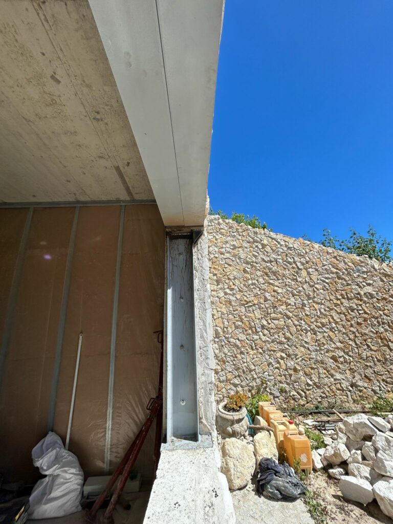 Création d’une ouverture dans un mur de façade à Antibes. Renforcement par structure métallique - Structure métallique