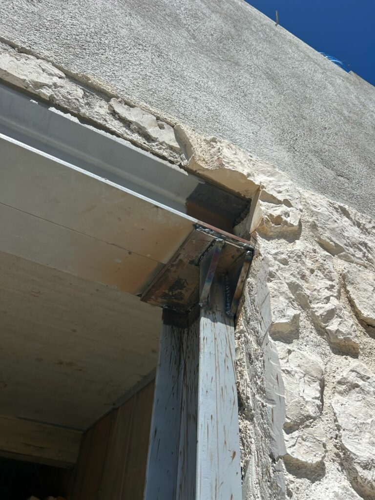 Création d’une ouverture dans un mur de façade à Antibes. Renforcement par structure métallique - Démolition des Murs porteurs