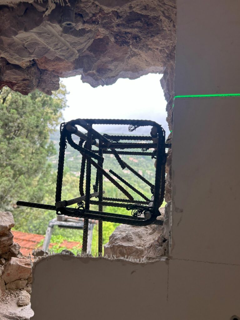 Agrandissement d’une ouverture existante dans un mur porteur de façade à Grasse. Renforcement par structure métallique - Agrandissement d'une baie