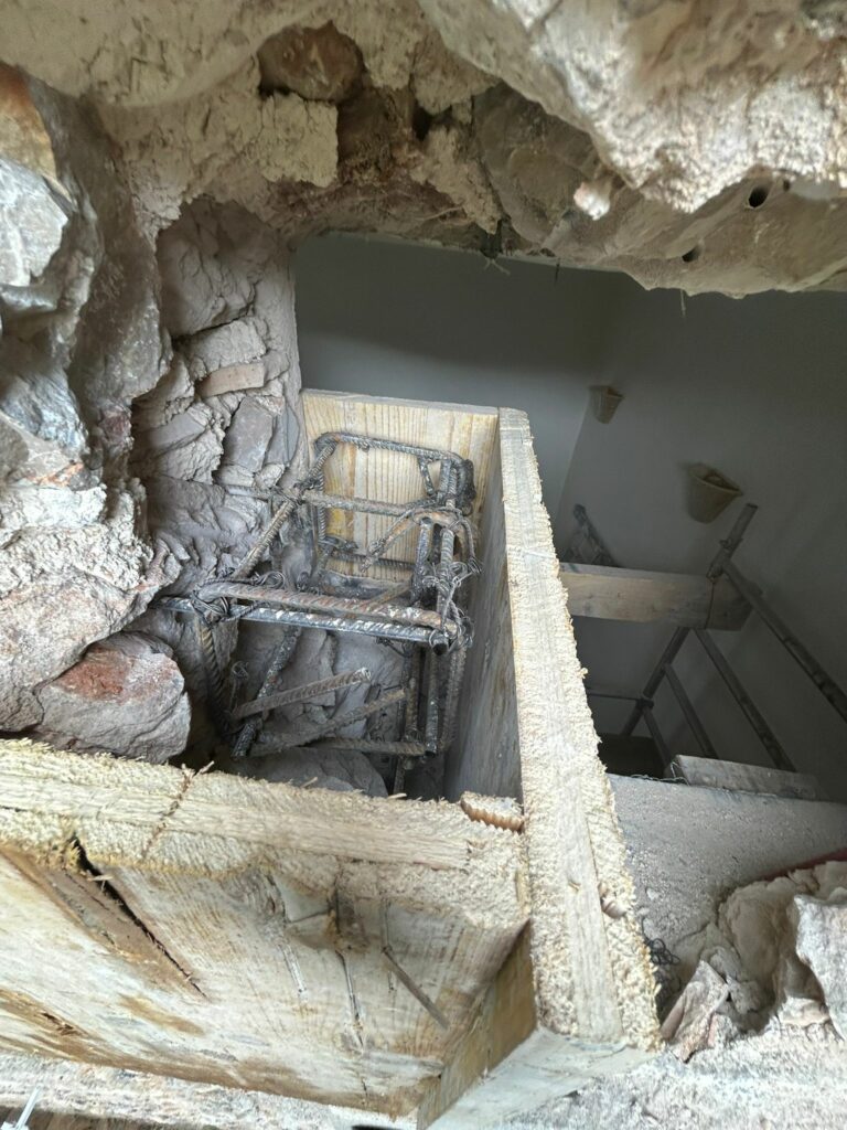 Agrandissement d’une ouverture existante dans un mur porteur de façade à Grasse. Renforcement par structure métallique - Agrandissement d'une baie