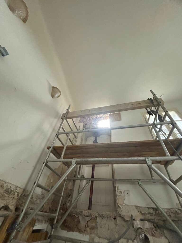 Agrandissement d’une ouverture existante dans un mur porteur de façade à Grasse. Renforcement par structure métallique - Agrandissement d'une baie