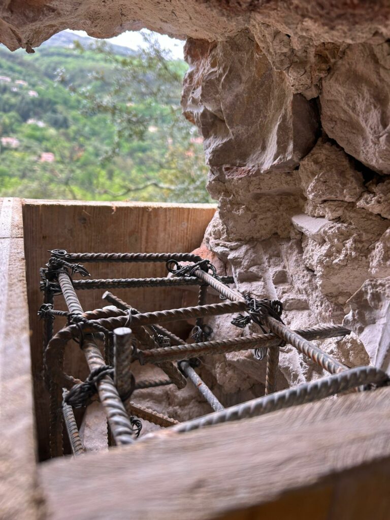 Agrandissement d’une ouverture existante dans un mur porteur de façade à Grasse. Renforcement par structure métallique - Agrandissement d'une baie