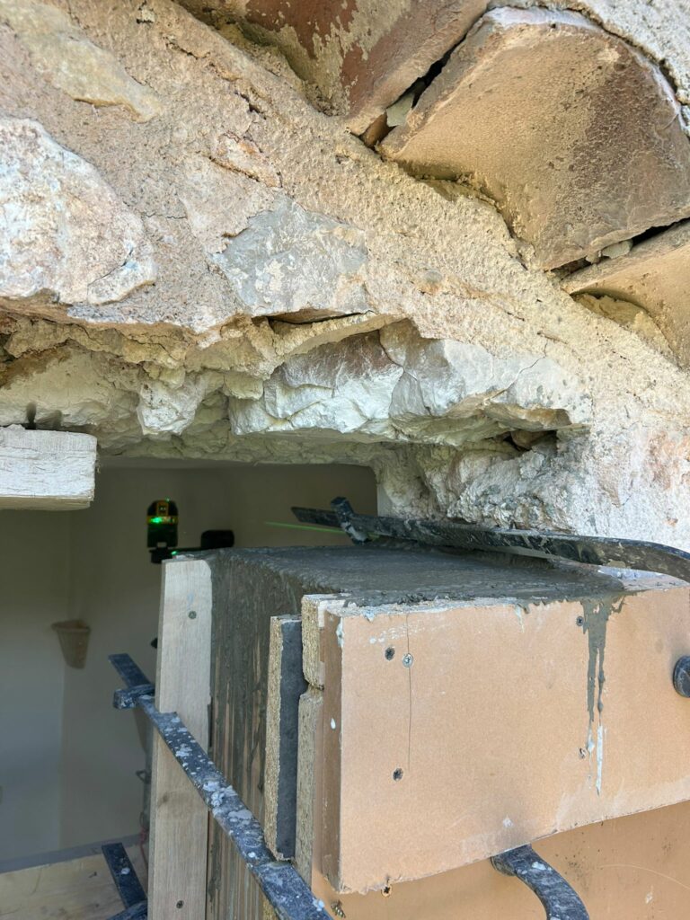 Agrandissement d’une ouverture existante dans un mur porteur de façade à Grasse. Renforcement par structure métallique - Agrandissement d'une baie
