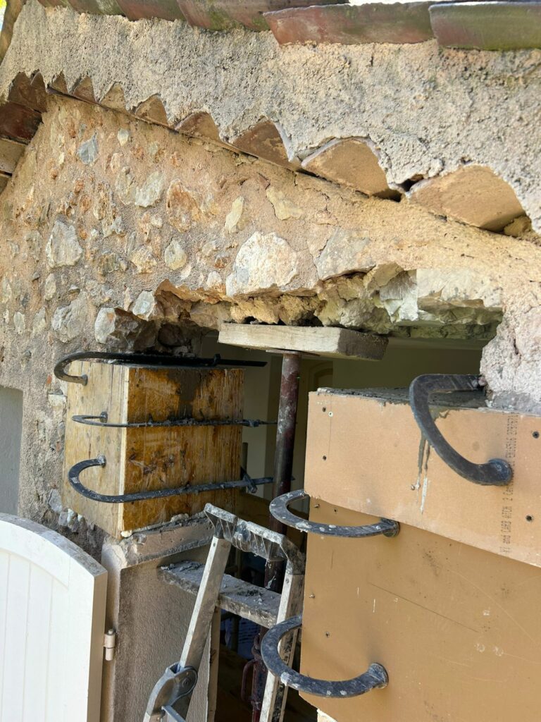 Agrandissement d’une ouverture existante dans un mur porteur de façade à Grasse. Renforcement par structure métallique - Agrandissement d'une baie