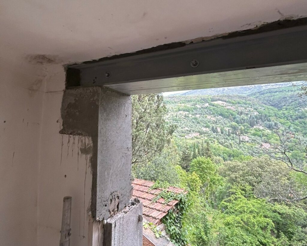 Agrandissement d’une ouverture existante dans un mur porteur de façade à Grasse. Renforcement par structure métallique - Agrandissement d'une baie