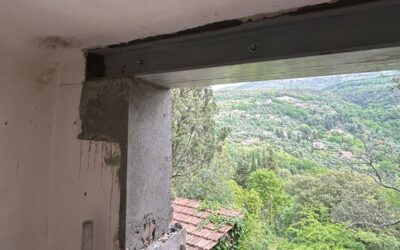 Agrandissement d’une ouverture existante dans un mur porteur de façade à Grasse. Renforcement par structure métallique