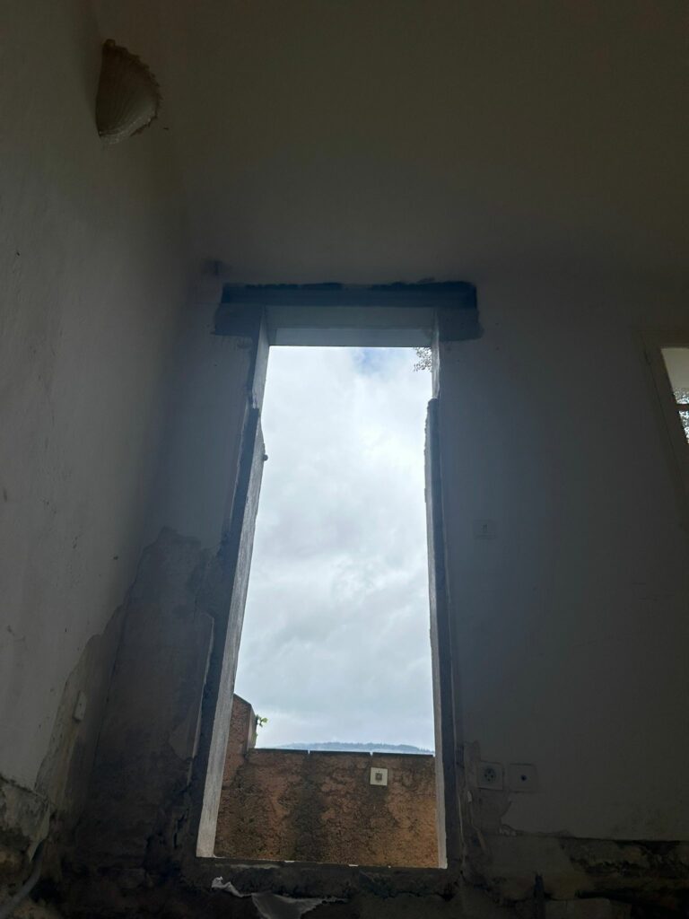 Agrandissement d’une ouverture existante dans un mur porteur de façade à Grasse. Renforcement par structure métallique - Agrandissement d'une baie