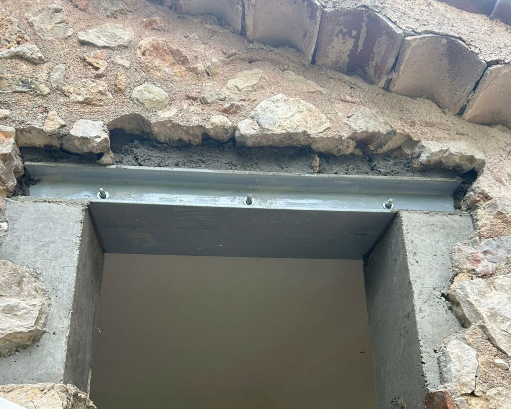 Agrandissement d’une ouverture existante dans un mur porteur de façade à Grasse. Renforcement par structure métallique - Agrandissement d'une baie
