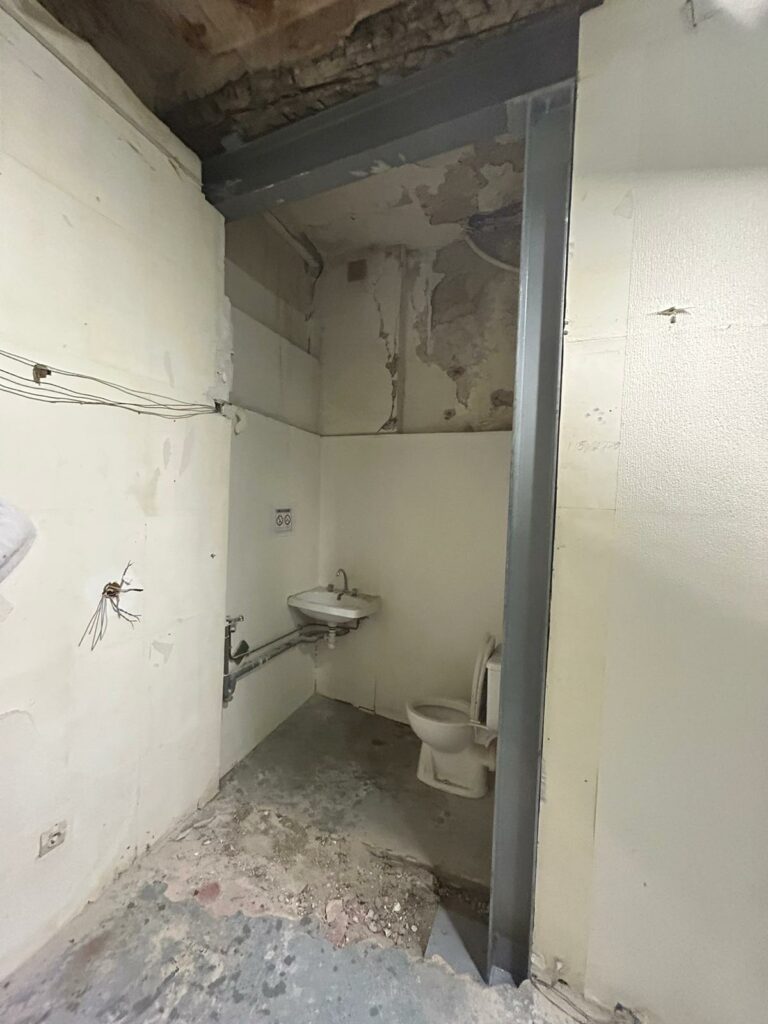 Agrandissement d’une porte dans un mur porteur à Juan-les-Pins. Installation d’un IPN - Agrandissement d'une baie