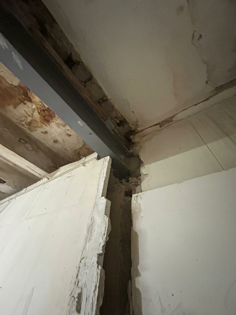 Agrandissement d’une porte dans un mur porteur à Juan-les-Pins. Installation d’un IPN - Agrandissement d'une baie