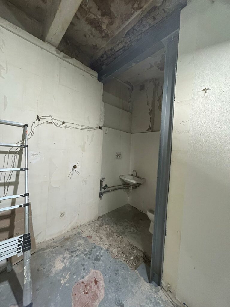 Agrandissement d’une porte dans un mur porteur à Juan-les-Pins. Installation d’un IPN - Agrandissement d'une baie