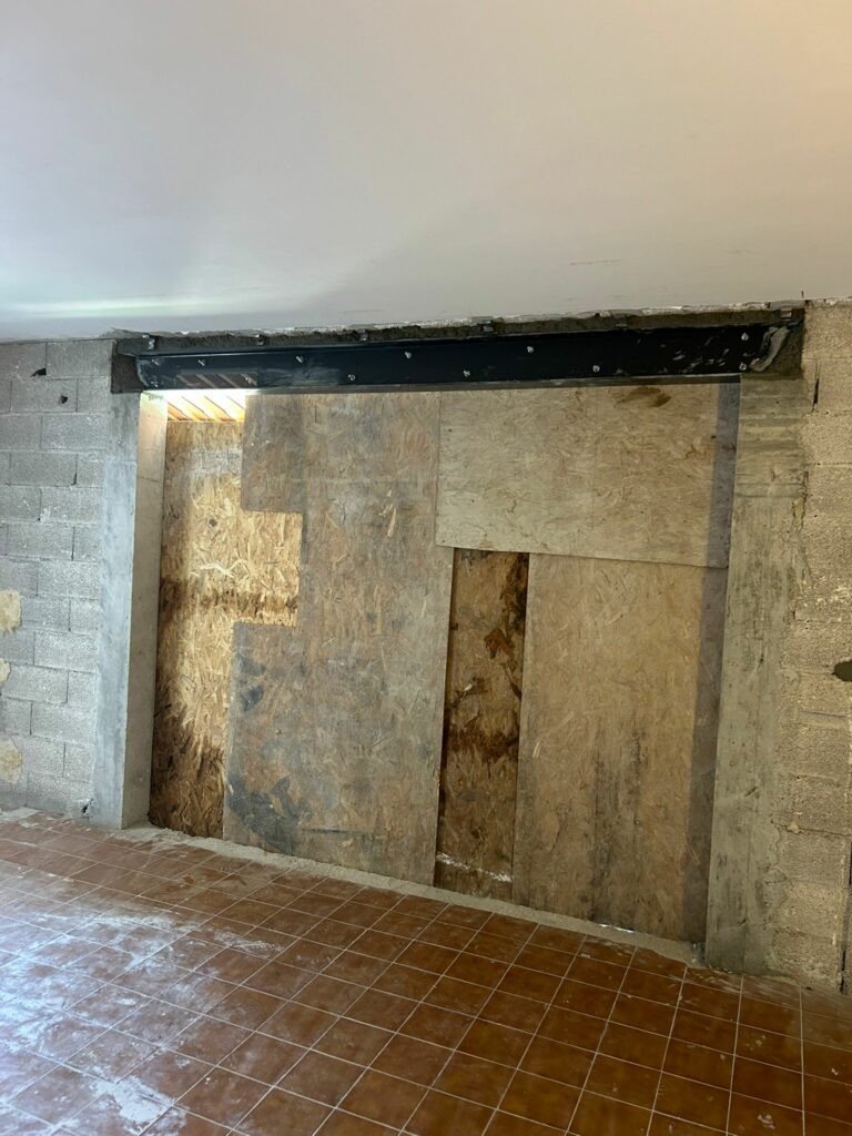 Agrandissement des ouvertures dans les murs porteurs, renforcement par structures métalliques et en BA. Réalisation à Cagnes-sur-Mer - Agrandissement d'une baie