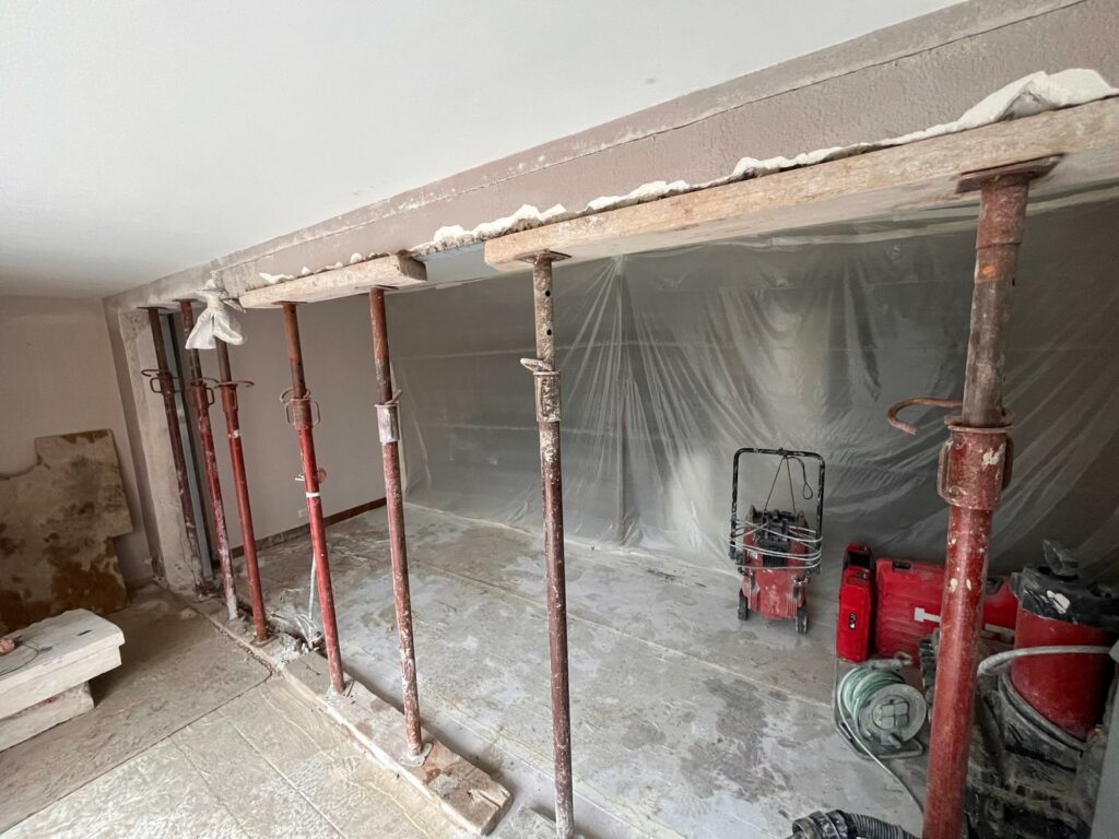 Agrandissement d’une ouverture dans un mur porteur — renforcement par structure métallique, réalisation à Grasse - Agrandissement d'une baie