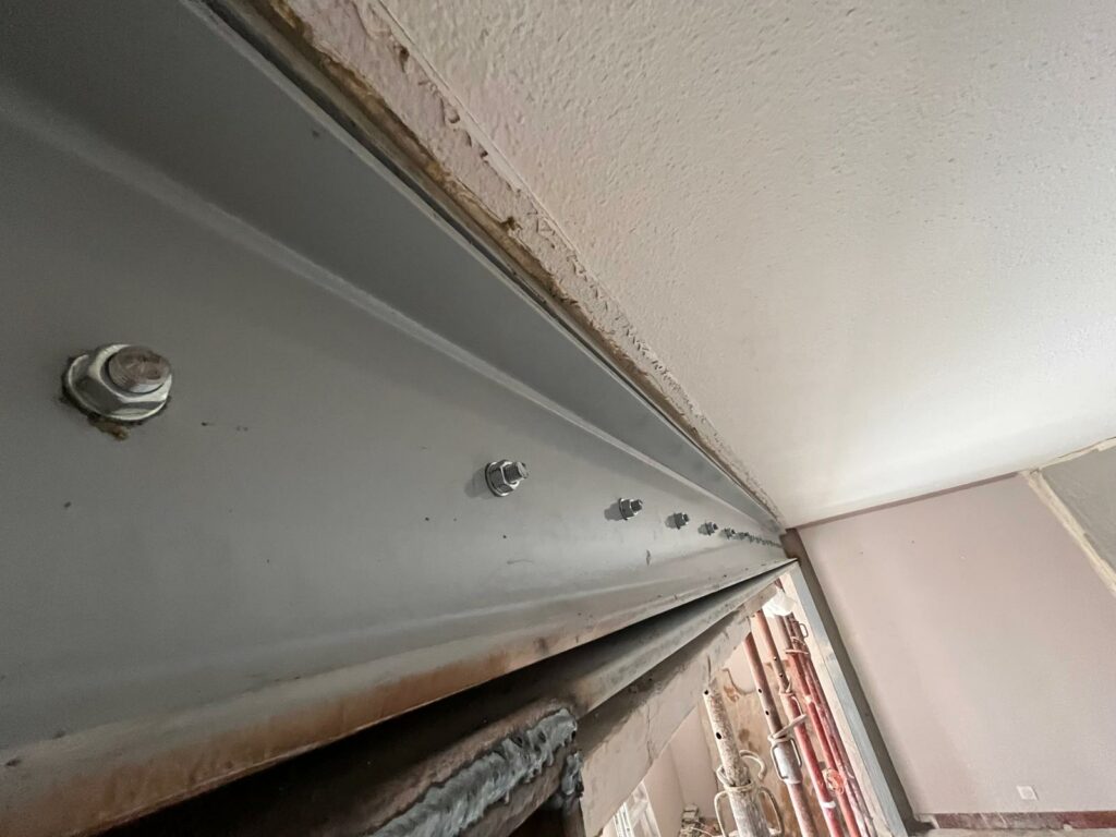 Agrandissement d’une ouverture dans un mur porteur — renforcement par structure métallique, réalisation à Grasse - Agrandissement d'une baie