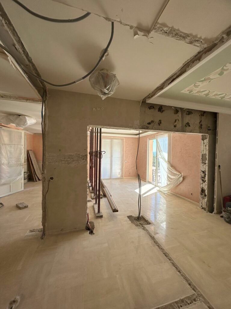 Réaménagement complet d’une villa à Mandelieu. Démolition des murs porteurs et renforcement métallique. - Agrandissement d'une baie