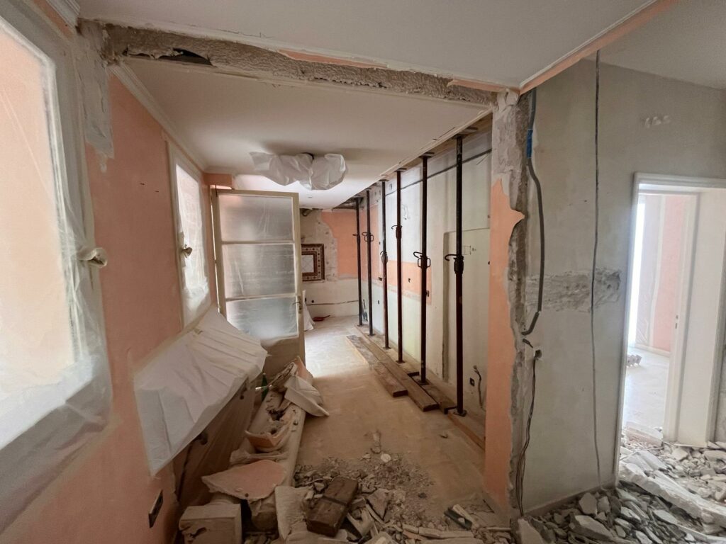 Réaménagement complet d’une villa à Mandelieu. Démolition des murs porteurs et renforcement métallique. - Agrandissement d'une baie