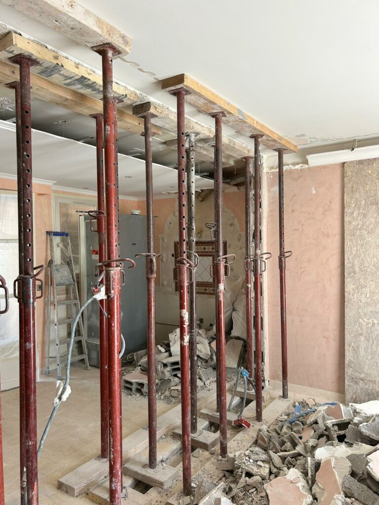 Réaménagement complet d’une villa à Mandelieu. Démolition des murs porteurs et renforcement métallique. - Agrandissement d'une baie